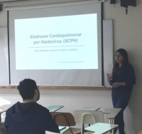 Investigadora de la Universidad de Concepción dictó clase de virus Andes a estudiantes de Tecnología Médica.